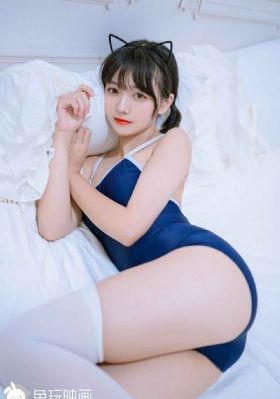 在厨房和女友闺蜜做