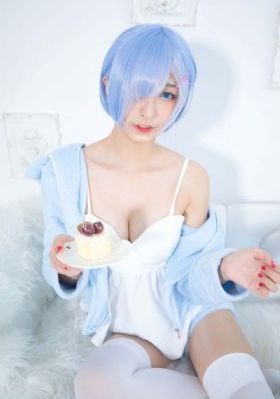 年轻的妈妈观看